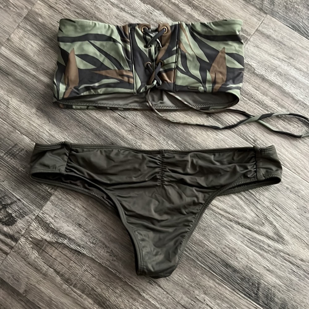 Bikini - Picture 2 of 3